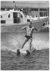 Gagarin in un momento felice sugli sci d'acqua