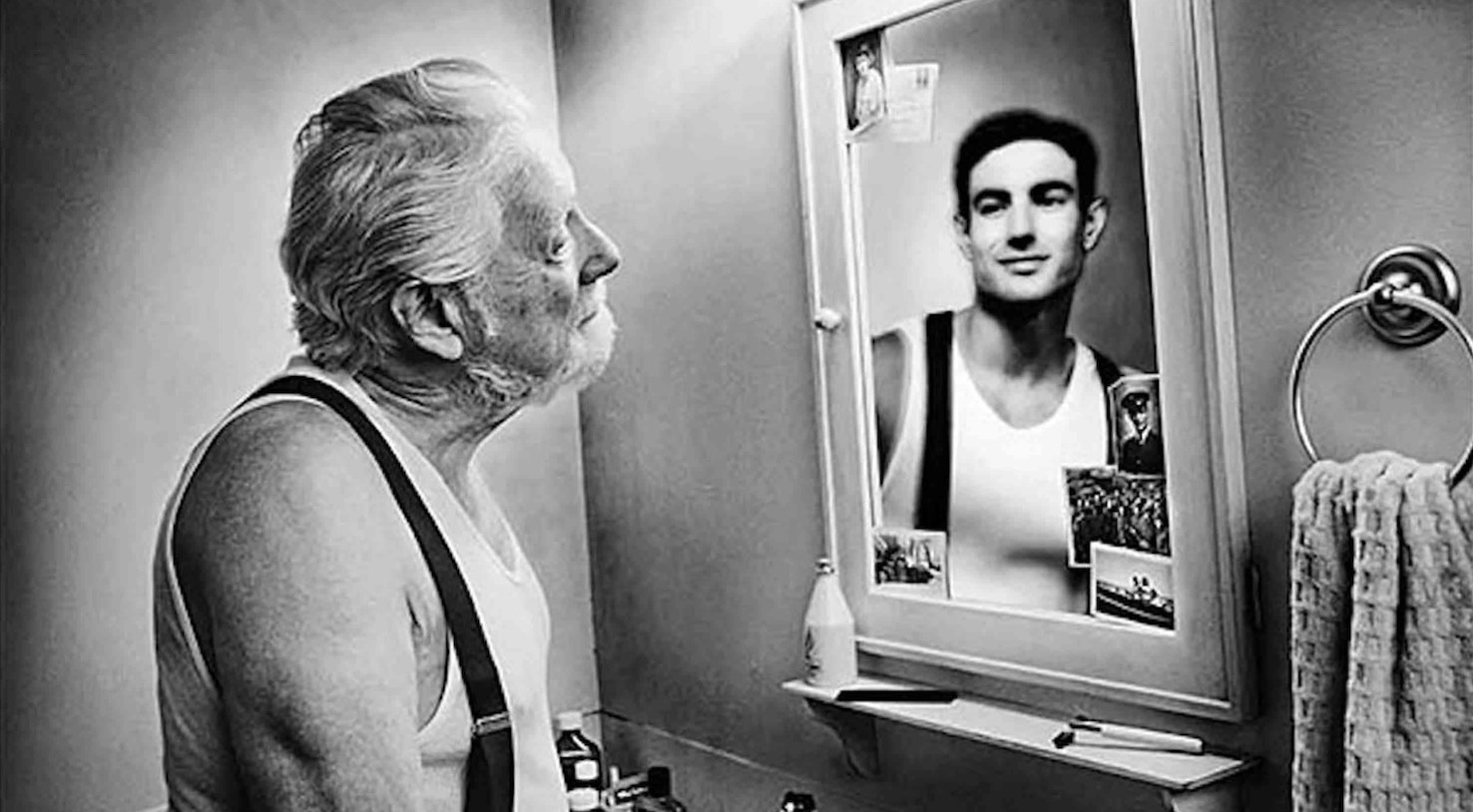 Мужчины видят молодой. Эксперимент Эллен Лангер. Зеркало помнит фотопроект Tom Hussey. Том Хасси отражение прошлого. Молодость и старость.