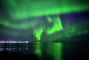 Foto-di-Roberto-Luigi-Pagani-Aurora-boreale-vista-dal-lungomare-di-Reykjavík