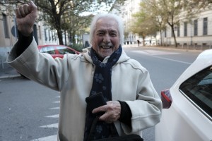 Il Maestro Enrico Intra arriva in via Londonio per recarsi negli studi di Radio Atlanta Milano per la diretta di Frammenti di Spettacolo e Cultura di Tony Graffio 