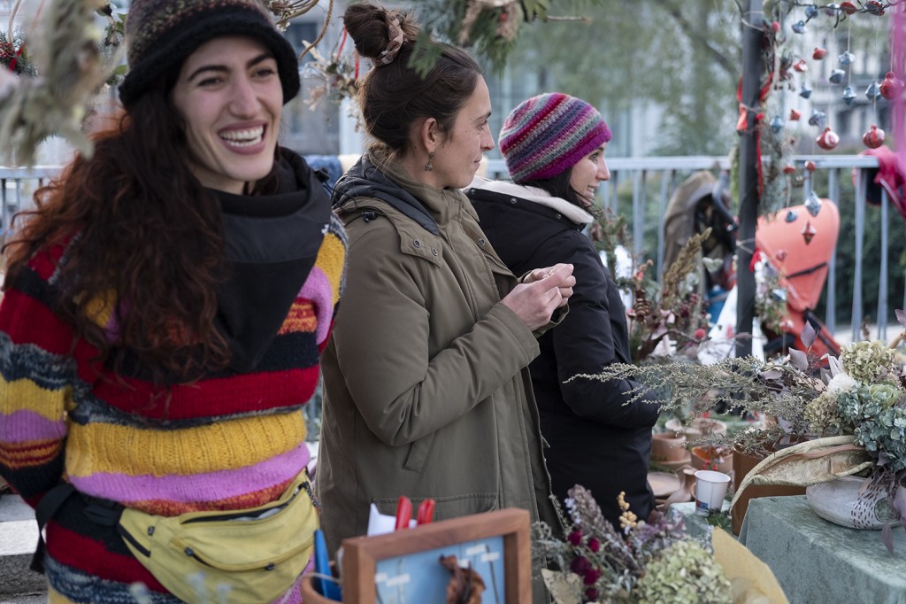 Anita & Alice nella loro bottega di creazioni floreali agli Alterbej. Da queste ragazze troverete fiori di recupero secchi, selvatici, sempre all'insegna della sostenibilità.