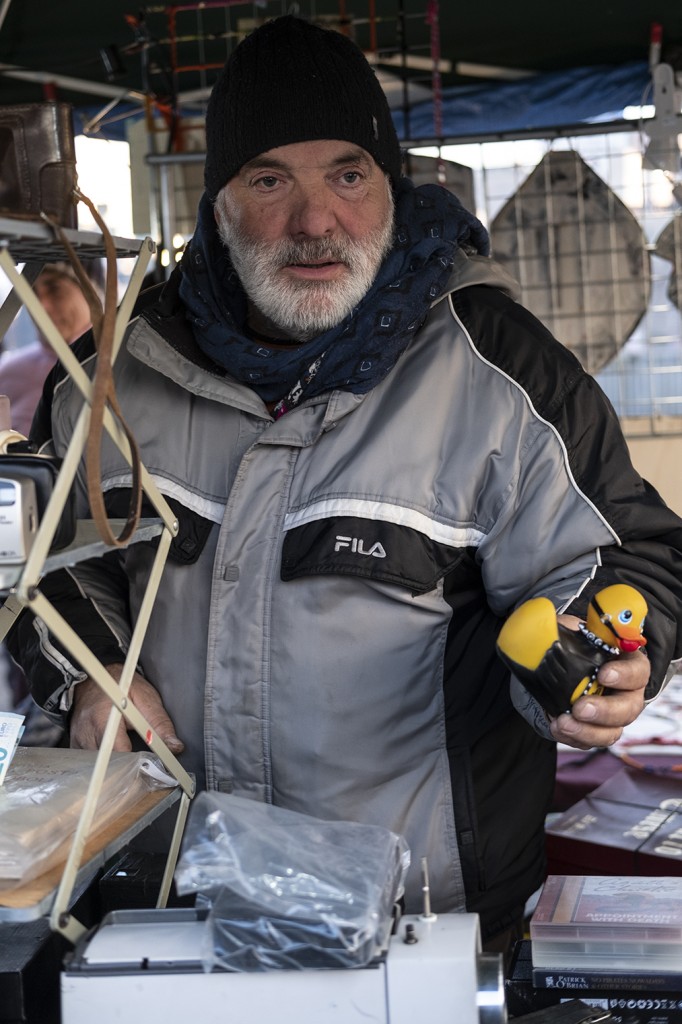 Maurizio ci sorprende proponendoci una paperella sexy in versione sadomaso in alternativa ai suoi giochi in materiali naturali, macchine fotografiche e cineprese d'epoca.