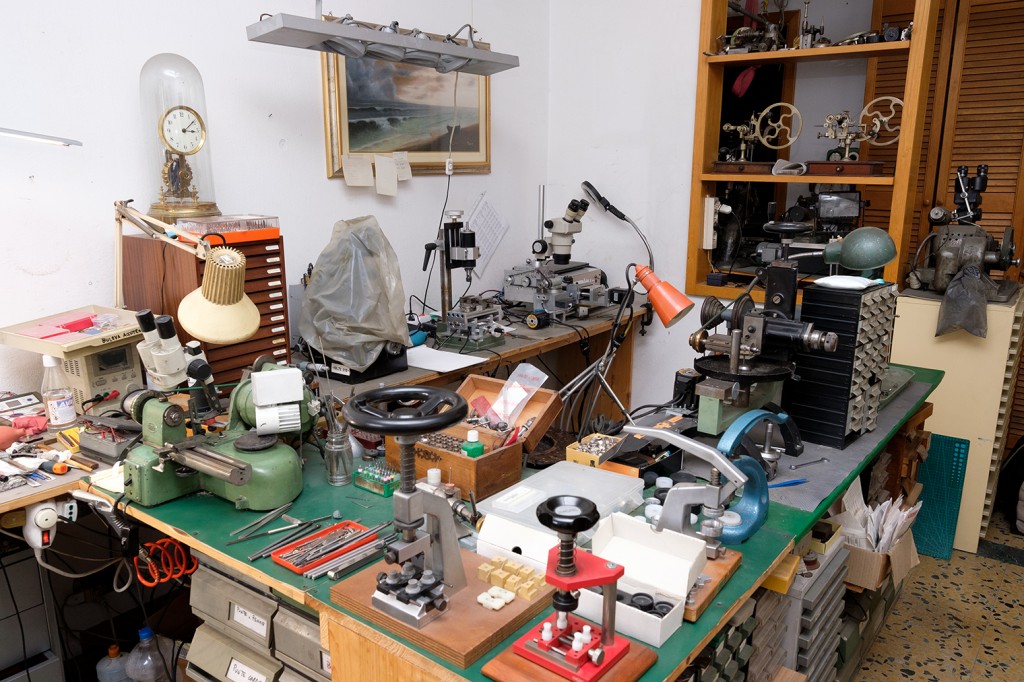 Un angolo del laboratorio di Davide Munaretto dove sono riposti strumenti di vario tipo che vengono utilizzati quotidianamente per la manutenzione, lo smontaggio e la messa a punto degli orologi meccanici