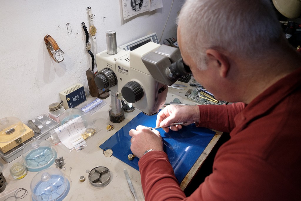 Il Maestro Orologiaio Davide Munaretto nel suo laboratorio sito in Bovisa